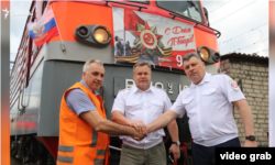 Бригада российского эстафетного поезда. Состав из 54-х грузовых вагонов проехал со станции Успенская в Донецкой области до Севастополя, 26 апреля 2025 года. Скриншот с видео