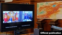 Президент Сооронбай Жээнбеков менен премьер-министр Кубатбек Боронов онлайн кеңешме учурунда. 13-июль, 2020-жыл.