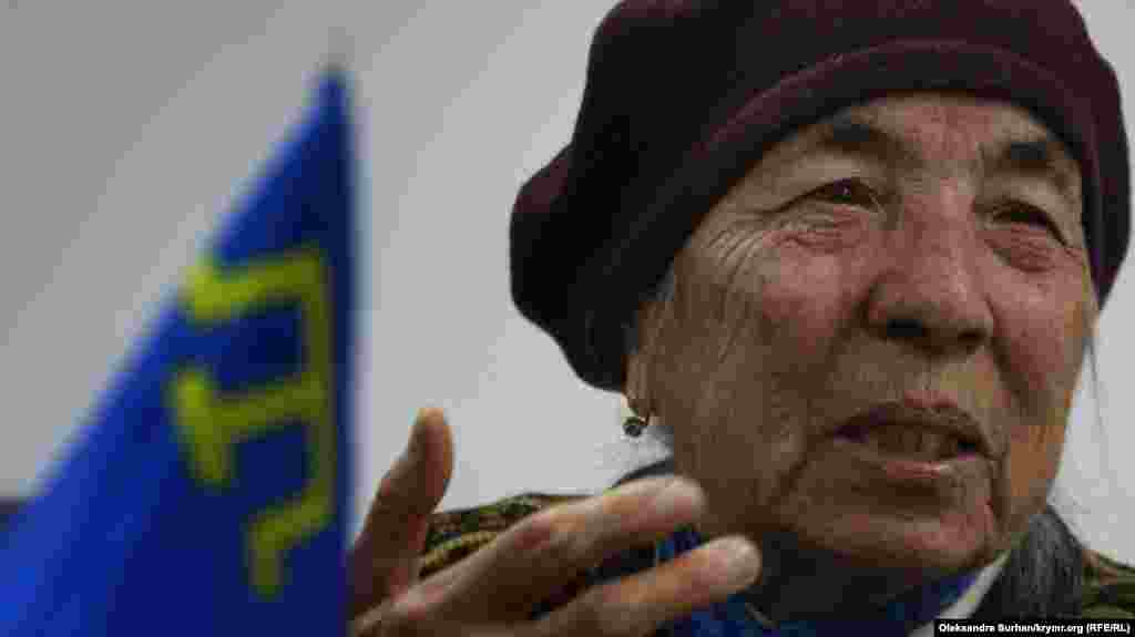 2019 senesi dekabr ayı. Qırımtatar bayrağı milliy areketniñ veteranı Ayşe Seytmuratova yanında. O, yedi yaşında qızçıq olğanda sürgün etilgen edi. Qırımğa qaytuv ıntıluvları bir vaqıtları Lefortovo apishanesinen ve 3 yıl koloniyada keçirmesinen yekünlendi