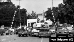 Колите с български турци, преминали през ГКПП Капитан Андреево, се насочват към турската граница. Юли 1989 г. Снимка: Иван Григоров.