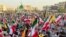 24 iunie 2025, Teheran, Iran. Protestatarii flutură steaguri iraniene și bannere ale liderului suprem Ayatollah Ali Khamenei în timp ce scandează sloganuri împotriva SUA și împotriva Israelului.