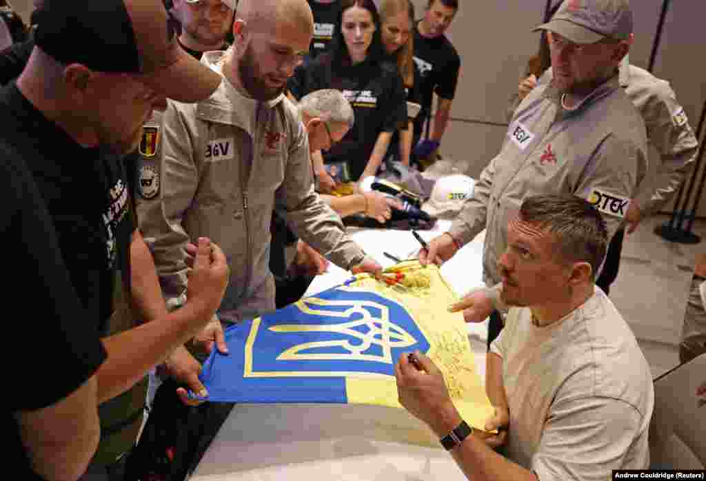 Чэмпіён сьвету па боксе ў цяжкай вазе Аляксандар Вусік сустракаецца з украінскімі вэтэранамі вайны ў Лёндане 17 ліпеня.19 ліпеня Вусік сустрэнецца з брытанскім баксэрам Даніэлем Дзюбуа ў матчы-рэваншы ў цяжкай вазе. За гэты бой украінец, як паведамляецца, атрымае 132, 8 мільёна даляраў, што зьяўляецца адным з найбуйнейшых ганарараў у гісторыі боксу. Дамінаваньне Вусіка ў цяжкай вазе над значна буйнейшымі супернікамі стала важным сымбалем для ўкраінцаў на фоне расейскага ўварваньня.