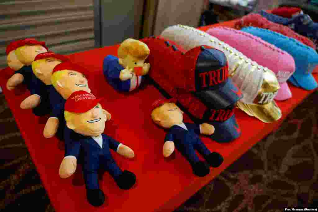 Lutke i šeširi u znak podrške Donaldu Trumpu, Nevada, SAD, 11. oktobra 2024.