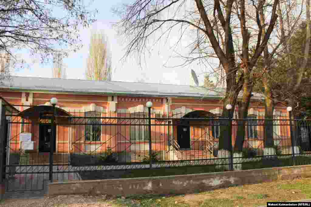 Бул имаратта 19-кылымдын аягында Орусиядан көчүп келген Дмитрий Дамаскин аттуу көпөс жашаган. Дамаскиндин көзү өткөндөн кийин ал жашаган үй СССРдин Ички иштер Эл Комиссариатынын кеңсесине айланган. Көп өтпөй бул имарат ооруканага берилген. Кыргызстан эгемендик алгандан кийин имаратта Талас облусу боюнча "Таза суу" программасынын башкы кеңсеси жайгашып, кийин райондор аралык сот жана сот департаментинин карамагына өткөн.