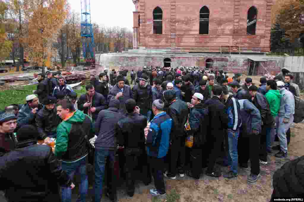 Минскида төзелүче мәчет янында.