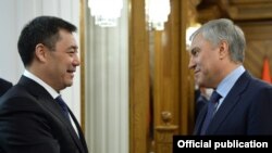 Кыргыз Республикасынын президенти Садыр Жапаров Орусиянын Мамлекеттик Думасынын төрагасы Вячеслав Володин менен. 2021-жылдын 25-февралы  