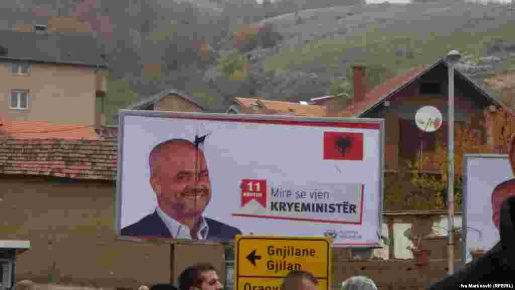 Bilbord "Dobrodošli premijeru" kojim je predsednik Vlade Albanije Edi Rama dočekan u Preševu upropašten crnom bojom