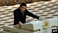 Turkmen President Gurbanguly Berdymukhamedov addresses the country's Council of Elders in Ashgabat on September 14, 2016.