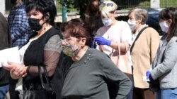 чекање на ред пред болница за тестирање за коронавирус, Сараево, БиХ