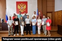 წყვილი იგორ და დარია სიდოროვები კალუგელ ექიმებთან ერთად, პერვომაისკის საოკუპაციო ადმინისტრაციის გვერდით