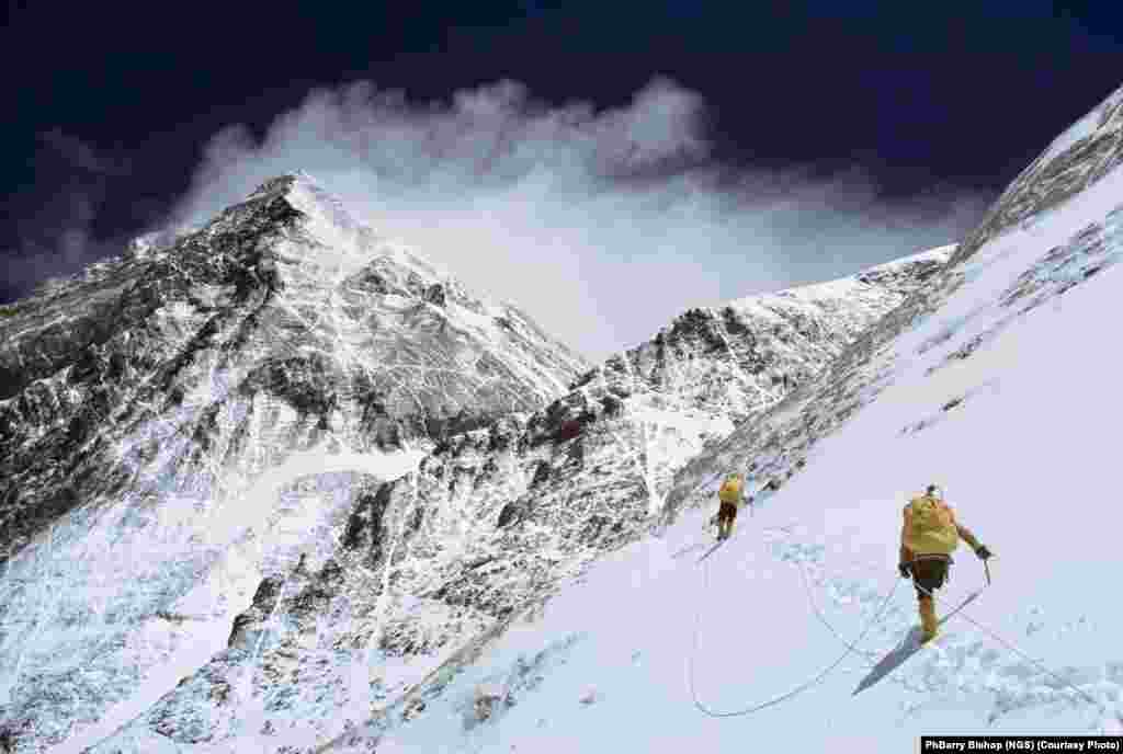 Среди первой американской группы альпинистов, покорявшей вершину Эвереста в 1963 году, был Барри Бишоп из "Национального географического общества". 