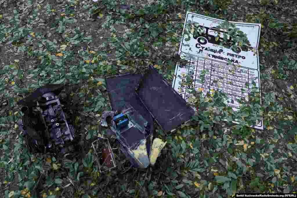 Copëza të një motori pranë një tabele të stacionit të metrosë Lukyanivska, të fotografuara më 21 korrik. Ky stacion ndodhet pranë restorantit të parë McDonald’s në Ukrainë, i hapur në vitin 1997, dhe përballë një ndërtese të njohur shumëkatëshe.