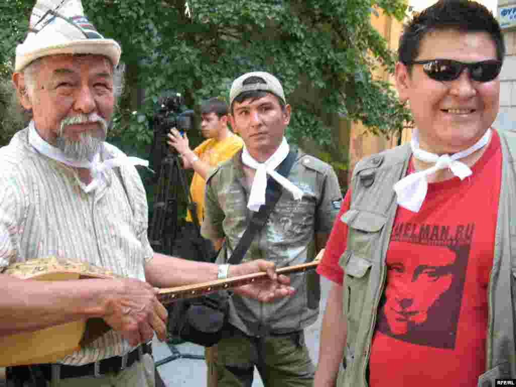 Поддержать журналистов пришли люди разных професий.  - На снимке справа художник-дизайнер Канат Ибрагимов. Алматы, 24 июня 2009 года.