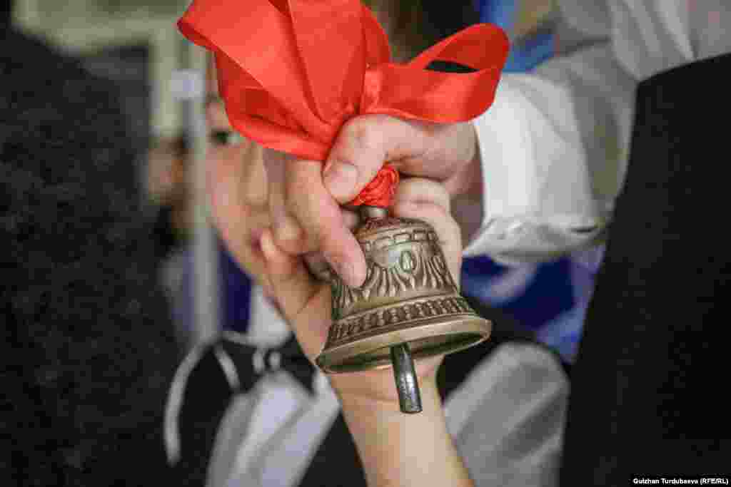 15-сентябрда өлкөнүн мектептеринде билимге чакырган коңгуроо кагылды. &nbsp;