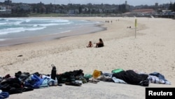 Lucruri lăsate pe plaja Bondi de oamenii care au fugit în timpul atacului armat de duminică.