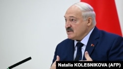 Președintele Alexander Lukașenko, la o conferință de presă după alegerile din 26 ianuarie. 