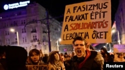 A Momentum felhívására tüntettek a gyülekezési jog módosítása ellen Budapesten 2025. március 18-án