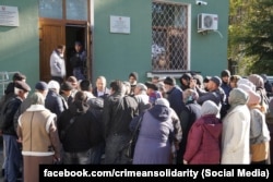 Bir qaç on qırımtatar faali, FSB tarafından terrorizmde qabaatlanıp tutulğan vatandaşları aqqında bilmek içün Aqmescitteki Qırımnıñ Rusiye ükümetiniñ binasına keldi