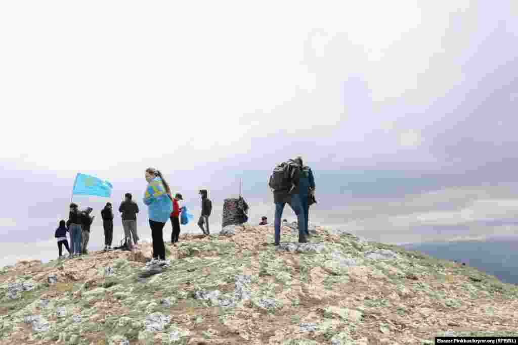 Тауга менгәч яшьләр аралашты, фотога төште һәм тауда пешерелгән кәһвә эчте