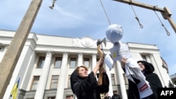 Під час акції біля будівлі парламенту України, Київ, 16 травня 2017 року