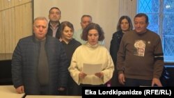 „თითოეული აქ მდგომთაგანი მზადაა, რომ შესაბამისი პროტოკოლის დაცვით შევიდეს მზია ამაღლობელთან“, - აცხადებენ ექიმები.