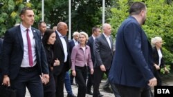 Посещението на председателката на ЕК Урсула фон дер Лайен в Сопот. На снимката тя е заедно с лидера на ГЕРБ Бойко Борисов и премиера Росен Желязков.