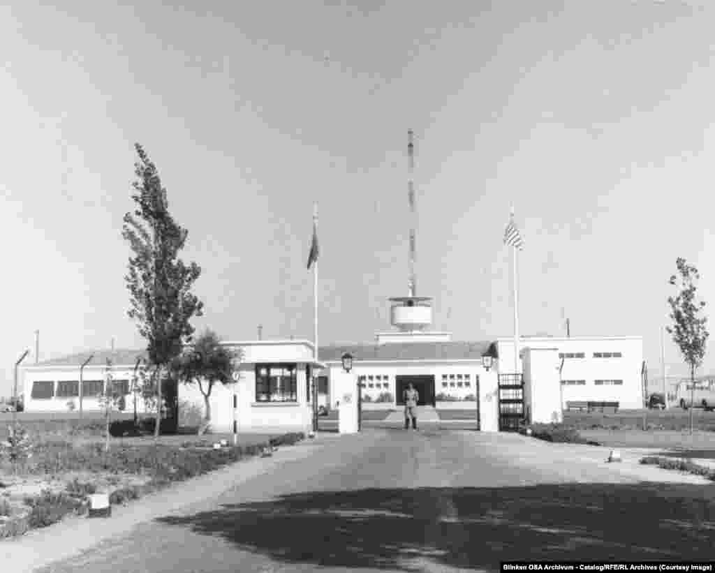 Азат Еуропаның негізгі хабар таратушы станциясы Португалия астанасы Лиссабонның түбіндегі Глорияда орналасты.