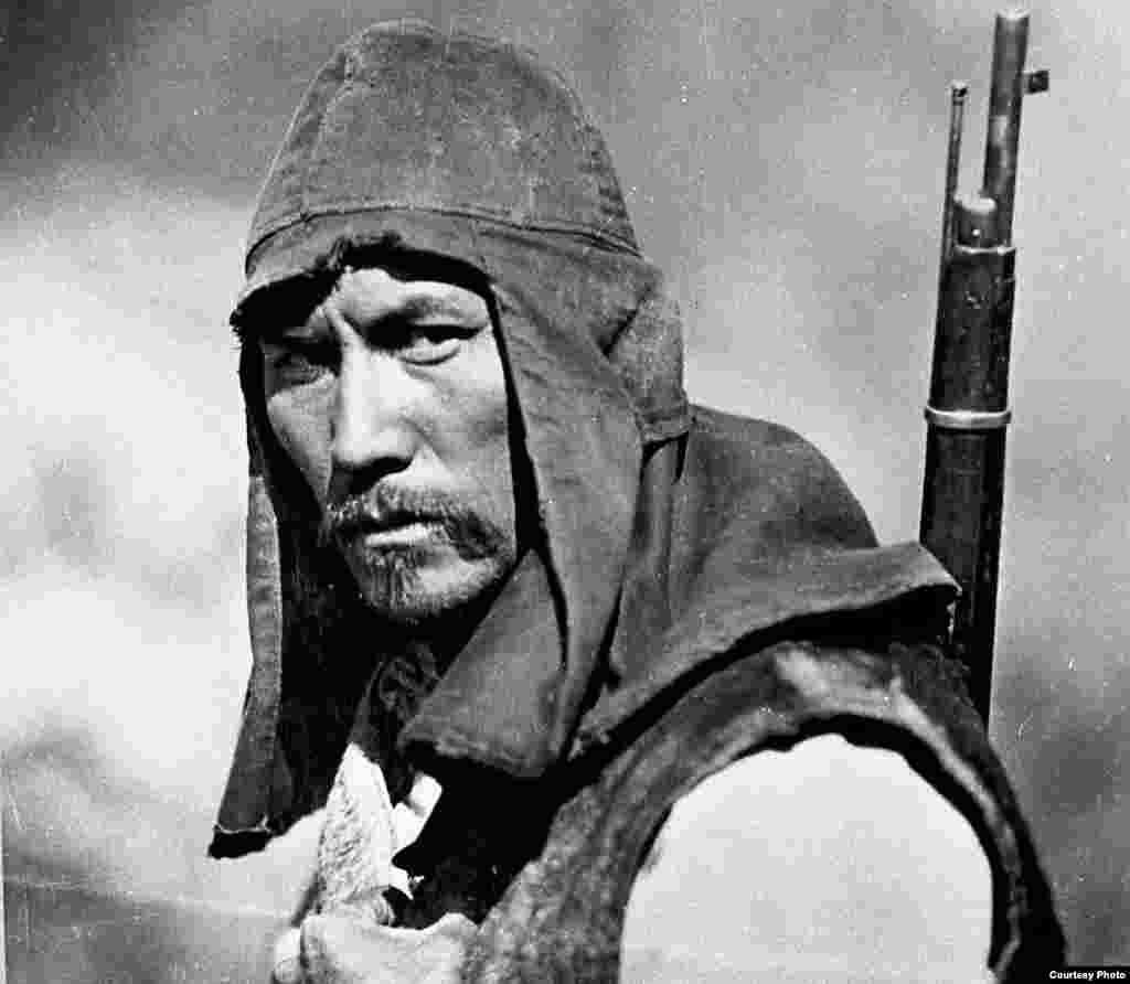 Сүймөнкул Чокморовдун үзүлүп бараткандагы акыркы керээзи: "Жараткан өнөрлөрүмдү, сүрөттөрүмдү сактагыла, талаага таштабагыла, алар жаштар үчүн керек. Мен элим үчүн жанымды аябай кызмат кылдым. Менин жараткан сүрөттөрүмдүн бардыгы элдин мүлкү, жалпы элге таандык. Элдин байлыгы катары эсептелсин. Кийинки муундарга калтырган белегимдин баарын өнөрканама таштадым" деген сөзү болгон.&nbsp;