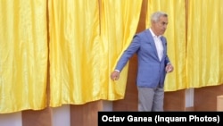 Politicianul prorus Călin Georgescu iese din cabina de vot în timpul alegerilor prezidențiale din 4 mai 2025.