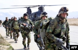 دا د ۲۰۱۱ز کال د مارچ ۱۱مې نيټې عکس چې پکې امريکايي عسکر په ګردېز کې تر عملياتو وروسته باګرام پوځي اډې ته ستانه شوي.عکس-ارشېف