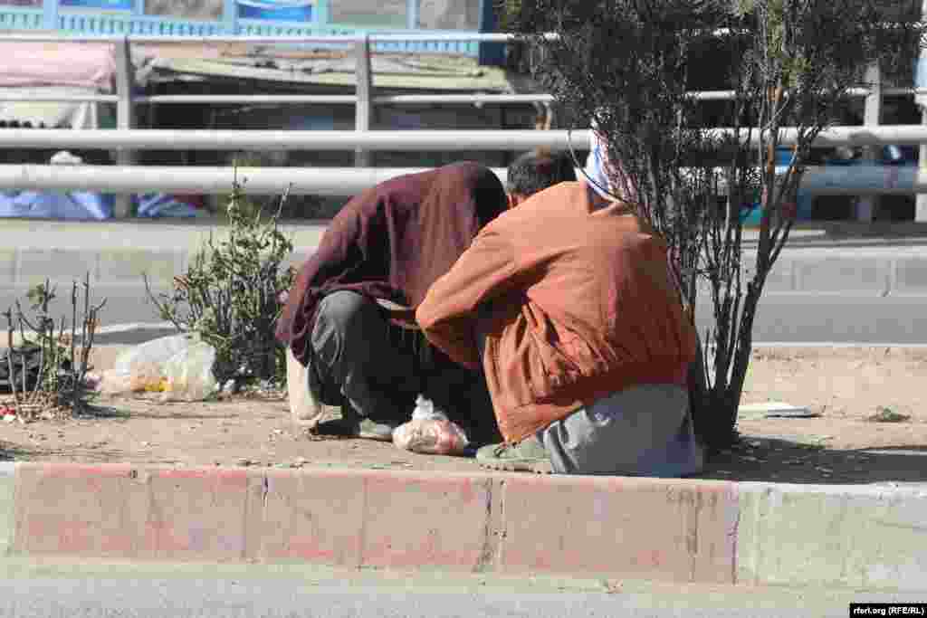 معتادین در شهر کابل قبلاً در زیر پل&zwnj;ها و ویرانه&zwnj;ها این شهر بودوباش می&zwnj;کردند اما اکنون در جاده&zwnj;ها و مناطق رهایشی مردم افزایش یافته اند.