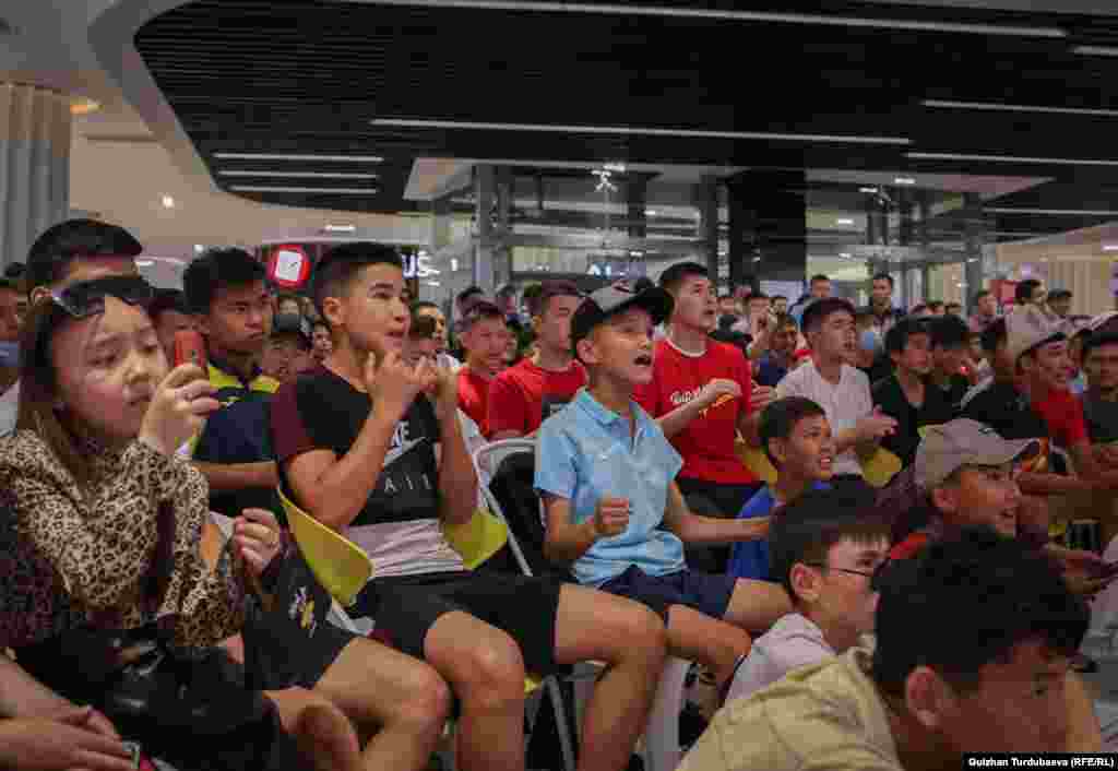 Жапон өкмөтүнүн коронавируска каршы саясатына ылайык, жалпы машыктыруучулар штабы, администрация, оюнчу Бекжан Сагынбаев, дарбазачылар Эржан Токотаев, Кутман Кадырбеков жана Валерий Кашуба "вируска чалдыкты" деп шектелгендердин тизмесине киргендиктен, кыргыз футболчулары дарбазачысыз оюн талаасына чыгууга мажбур болгон.