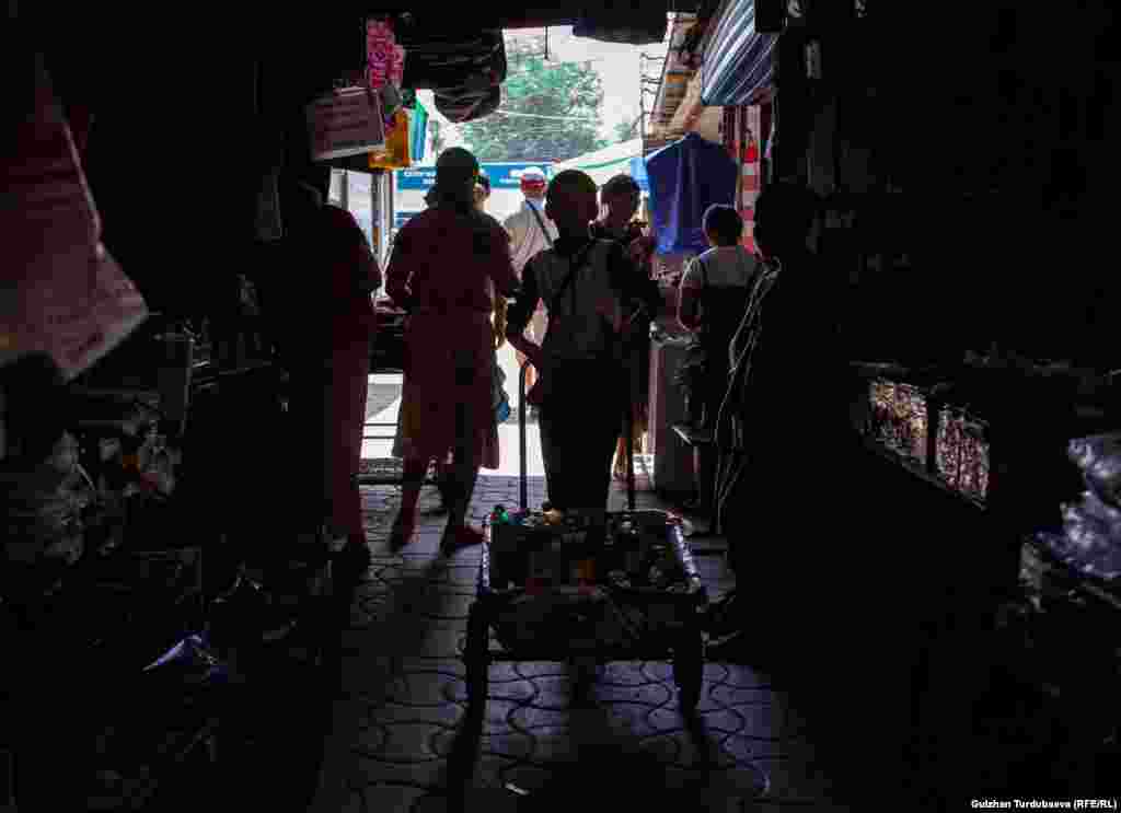 "Дордой" базарында суусундук саткан бала.&nbsp;