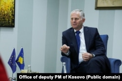 Kryenegociatori i Kosovës, Besnik Bislimi, gjatë një takimi.