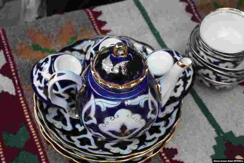 Как же приятно пить терпкий зеленый чай из такого роскошного чайника и пиалы...