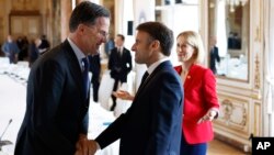 Liderii din UE s-au întâlnit luni la Bruxelles și cu secretarul NATO, Mark Rutte, care le-a cerut să-și crească semnificativ cheltuielile pe apărare.