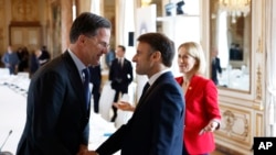 НАТОнун баш катчысы Марк Рютте, Франциянын президенти Эммануэл Макрон жана Евробиримдиктин тышкы саясат боюнча мекемесинин башчысы Кая Каллас.