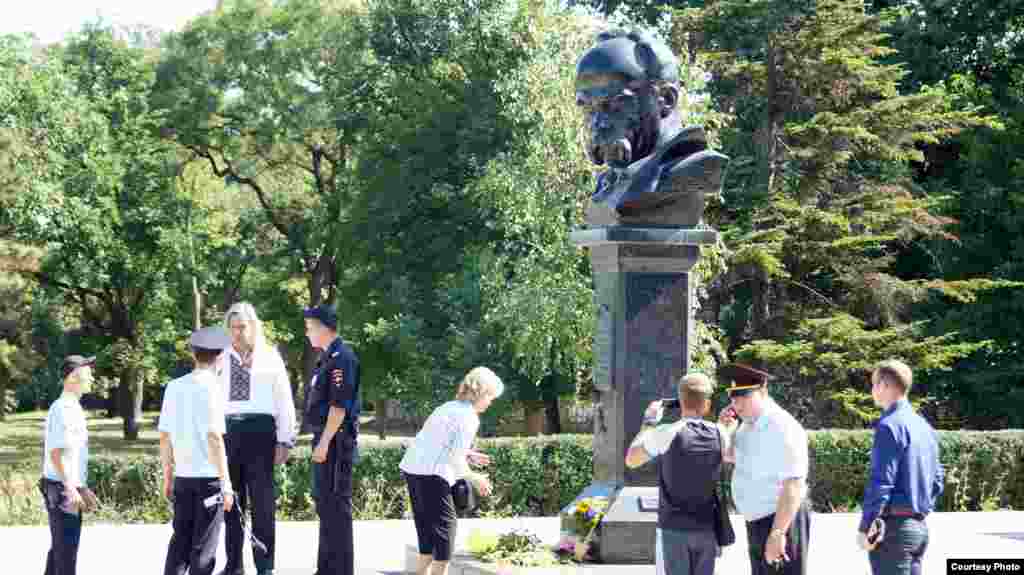 2015 року, через рік після анексії Криму Росією, українські активісти знову зібралися під пам'ятником Шевченка в Сімферополі