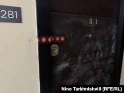 იმ ბინის კარი, სადაც ოჯახი გარდაცვალებამდე რამდენიმე დღის განმავლობაში ცხოვრობდა. 7 ოქტომბერი, 2025 წელი