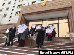 Казакстандын баш калаасы Нур-Султанда "үй-бүлөдөгү зордук-зомбулук" тууралуу мыйзамдын долбооруна нааразылык билдирген көп балалуу энелер, 2021-жылдын 25-январы.