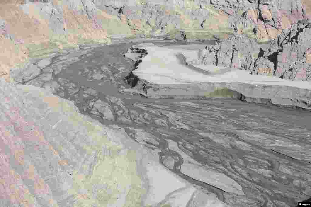 A klímaváltozást kézenfekvő lenne elővenni, mint okot, ám a valássi magyarázat nem csak a nép körében, de a hatalom birtokosai között is népszerű. Néhány parlamenti képviselő például az iráni kormányt is hibáztatta az aszályért, mert az nem hajtotta végre a parlament által elfogadott, a hidzsáb viselésére vonatkozó szigorú törvényeket, ezzel teret engedve a bűnnek