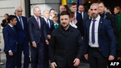 Președintele ucrainean Volodimir Zelenski părăsește Congresul Deputaților din Spania, la Madrid, pe 18 noiembrie 2025.