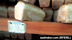 Döwlet dükanda satylýan çörek. Türkmenistan (arhiw suraty)