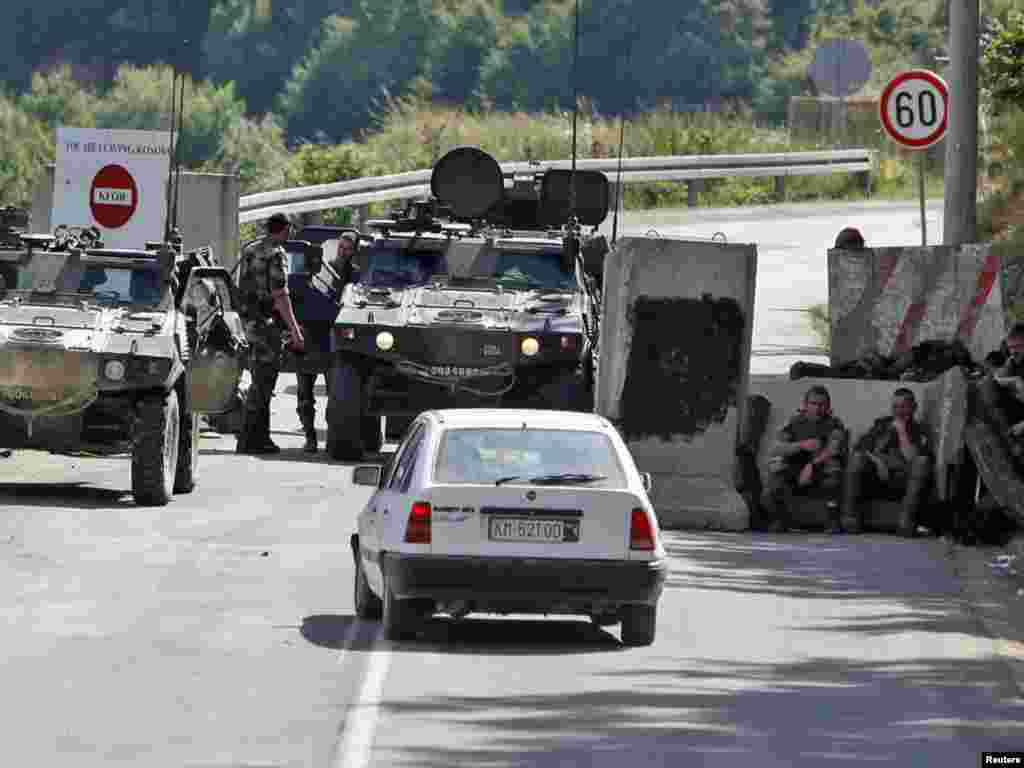 Francuski vojnici KFOR-a na kontrolnom punktu u blizini graničnog prijelaza Brnjak kod Mitrovice, 26.072011. Foto: Reuters / Marko Đurica