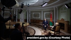 У часе інтэрвію Аляксандра Лукашэнкі Грэце Ван Сустэрэн, жонцы спэцыяльнага пасланьніка прэзыдэнта ЗША ў Беларусі Джона Коўла, для тэлеканалу Newsmax. 13 сьнежня 2025