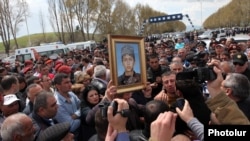 Армения - Процессия родственников Люкса Степаняна в знак протеста направляется в Ереван с телом убитого солдата, Ереван, 18 мая 2013 г.  