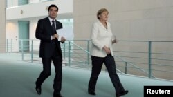 Türkmenistanyň prezidenti Gurbanguly Berdimuhamedow (ç) we Germaniýanyň kansleri Angela Merkel (s), žurnalistler bilen duşuşyga barýarlar, Berlin, 29-njy awgust, 2016. 