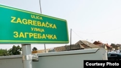 Zakon daje pravo na službenu upotrebu srpskog jezika i ćirilice pored hrvatskog jezika i latinice, osim Vukovara, u još 22 jedinice lokalne samouprave u kojima broj pripadnika srpske manjine iznosi trećinu ukupnog broja ili više, međutim praksa je različita