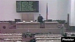 В зале парламента Армении 27 октября 1999 г.