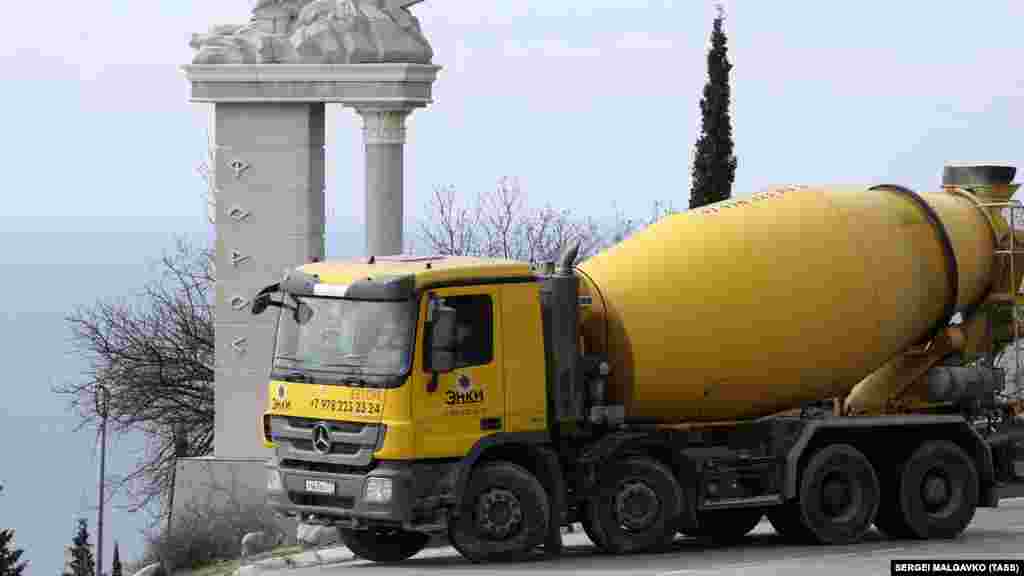 Журналіст із Севастополя Давид Аксельрод&nbsp;у коментарі Радіо Крим.Реалії розповів про зміни в юридичному статусі Фороського парку і прилеглого санаторію в останні роки: &nbsp; &laquo;Аксенов називає табором дитячу спортивну базу хокейного клубу &laquo;Ак Барс&raquo; із Татарстану. Фактично забудовником, як повідомляють місцеві жителі, виступає державне підприємство &laquo;Татінвестгражданпроєкт&raquo;. Він активно працює на території Казані, брав участь у зведенні масштабних об'єктів&raquo;, &ndash; каже Аксельрод